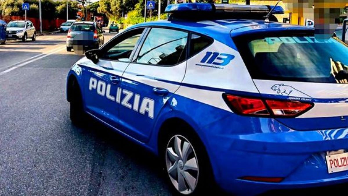Donna trovata morta nel cortile del condominio: indagini in corso