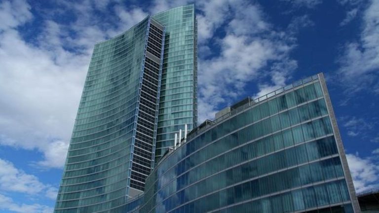 Palazzo Lombardia illuminato di blu: l’iniziativa per Unicef