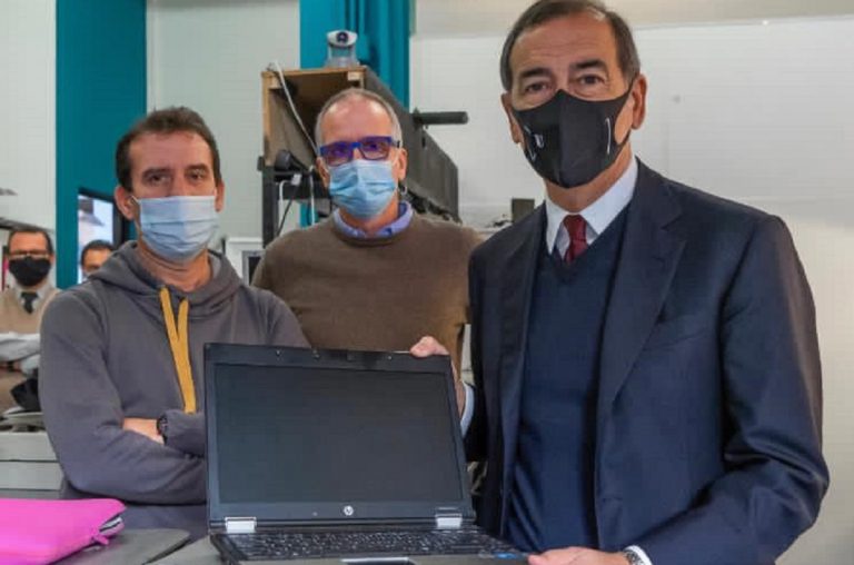 Computer ricondizionati ai bambini: Beppe Sala presenta l’iniziativa