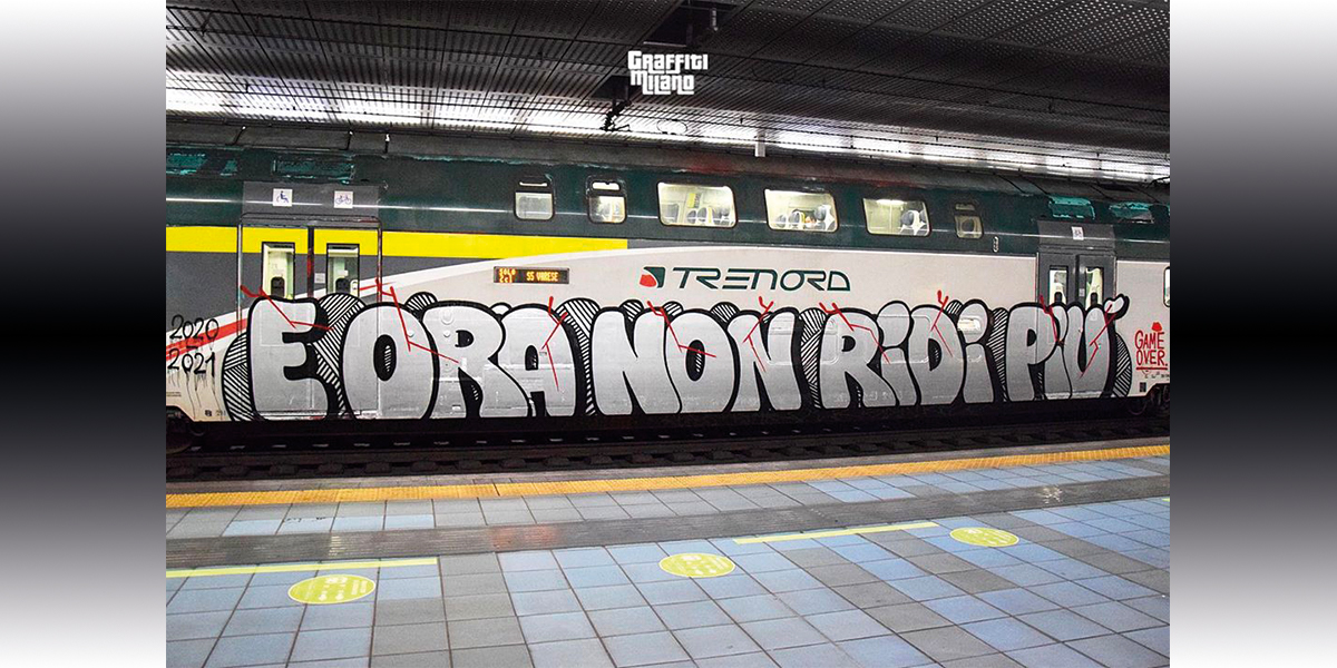 Graffito a tema Covid sul treno: “E ora non ridi più, game over”.