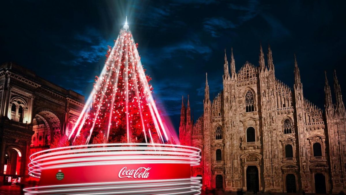 Natale a Milano, l’albero di Piazza Duomo sponsorizzato da Coca Cola