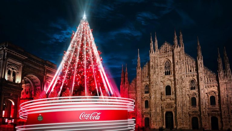 Natale a Milano, l’albero di Piazza Duomo sponsorizzato da Coca Cola