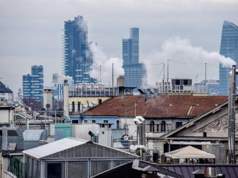 Milano, smog oltre la soglia critica