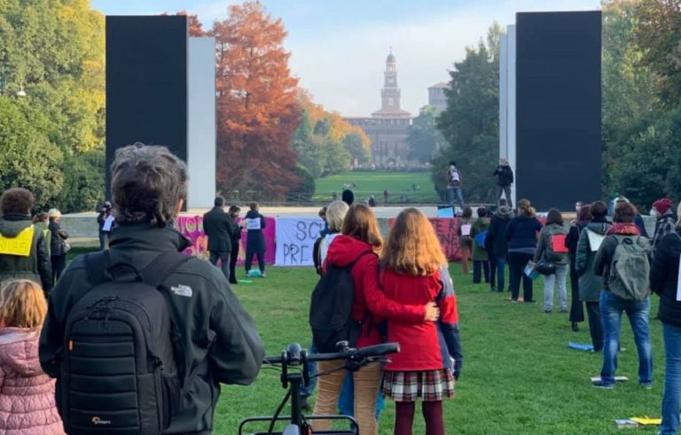 Flash mob a Parco Sempione contro la chiusura delle scuole