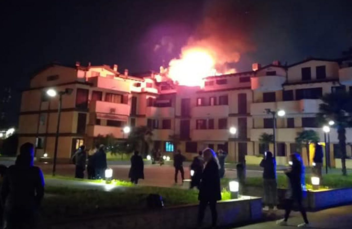 Incendio a Cologno Monzese, evacuato un condominio in via Calamandrei