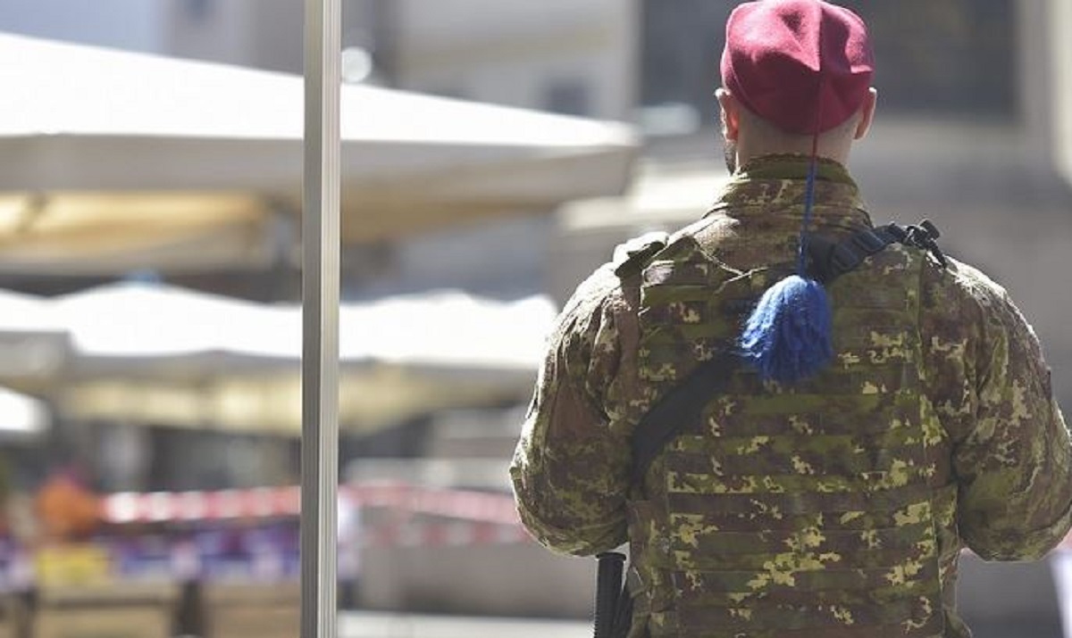 Milano: militari allestiscono un campo per i tamponi rapidi