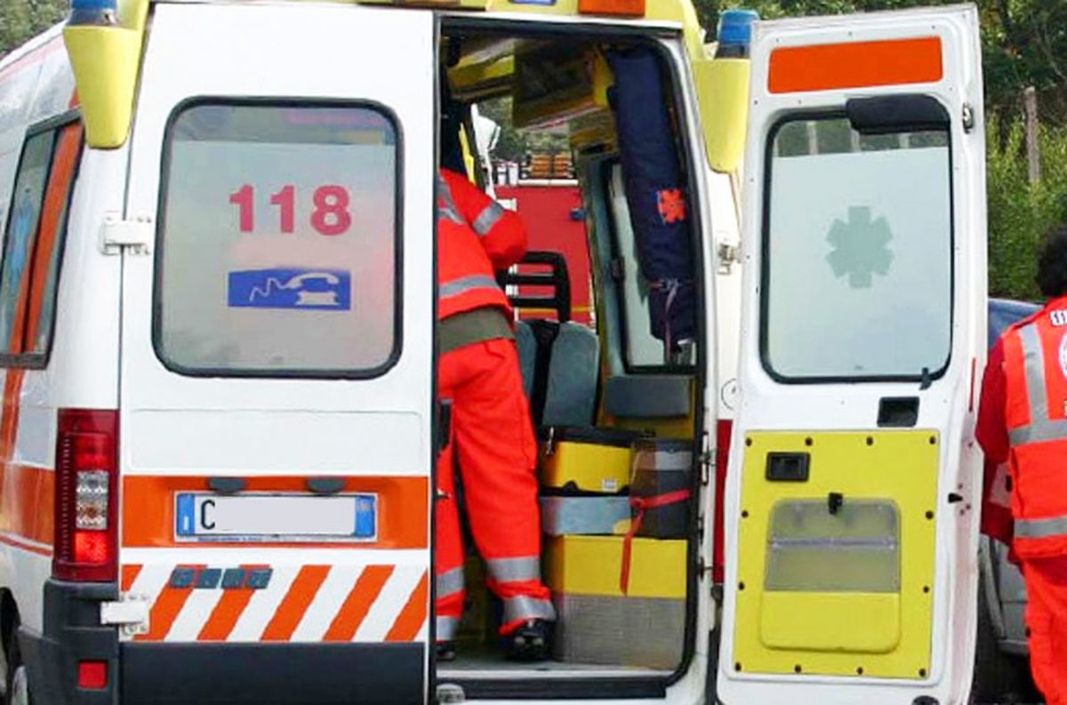 Covid, negazionista prende a calci ambulanza: “Terrorizzate la gente”