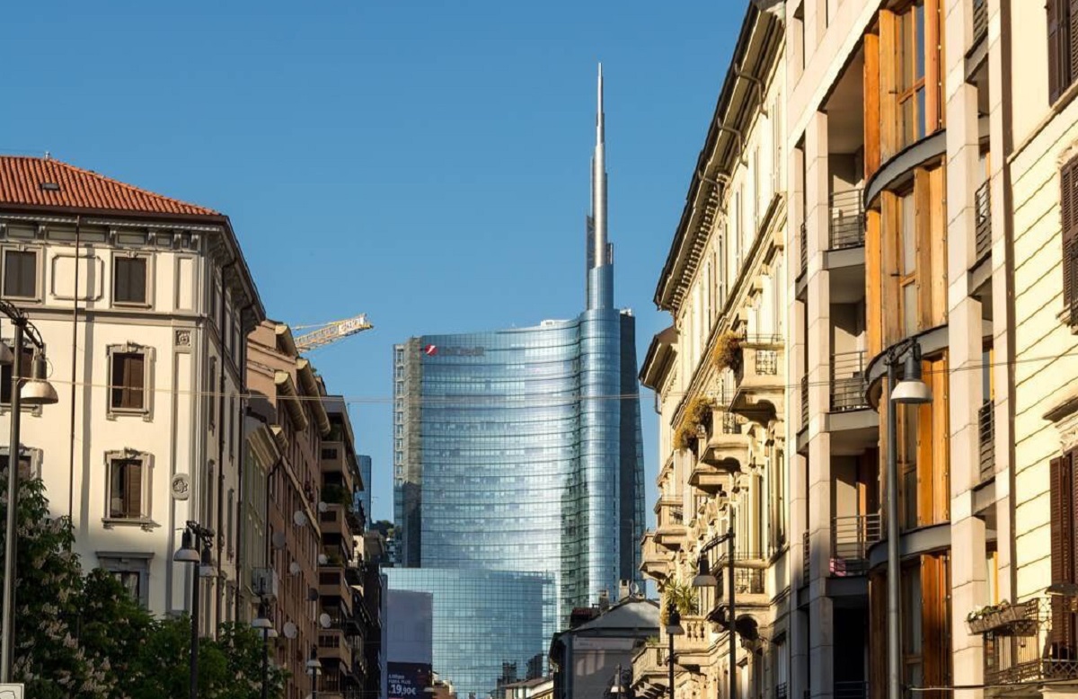 La zona della movida si tinge di verde: nuove aiuole tra corso Como e Garibaldi