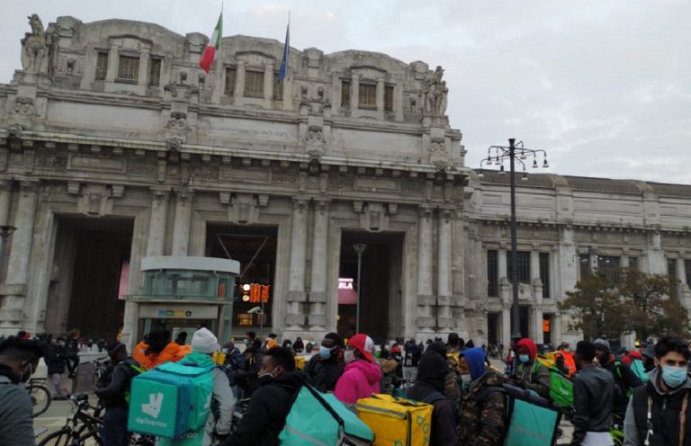 Continua la protesta dei rider: disordini e manifestazioni a Milano