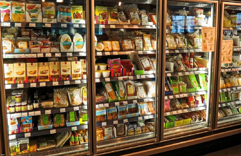 Ruba del pane al supermercato: il direttore gli paga la spesa