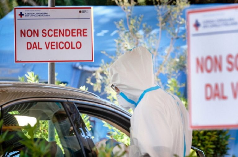Stop ai tamponi ai contatti stretti: priorità a chi presenta sintomi