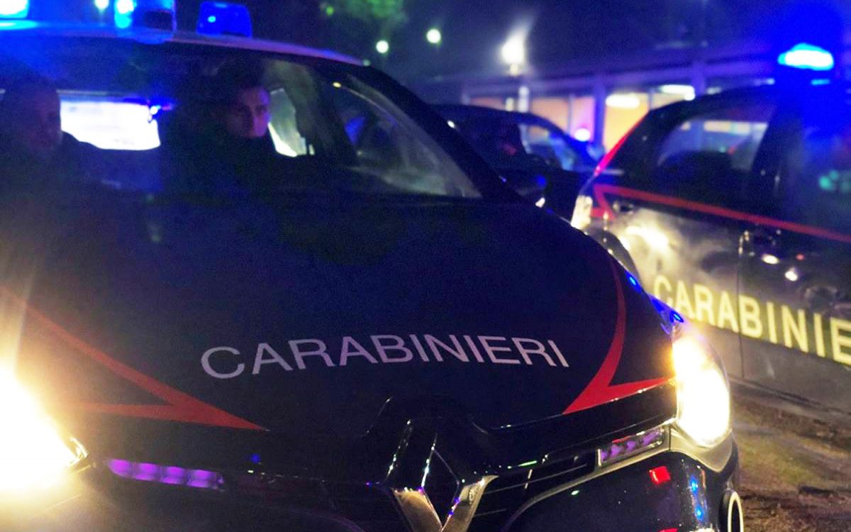 Uomo accoltella moglie e suocera e tenta il suicidio, ignoti i motivi