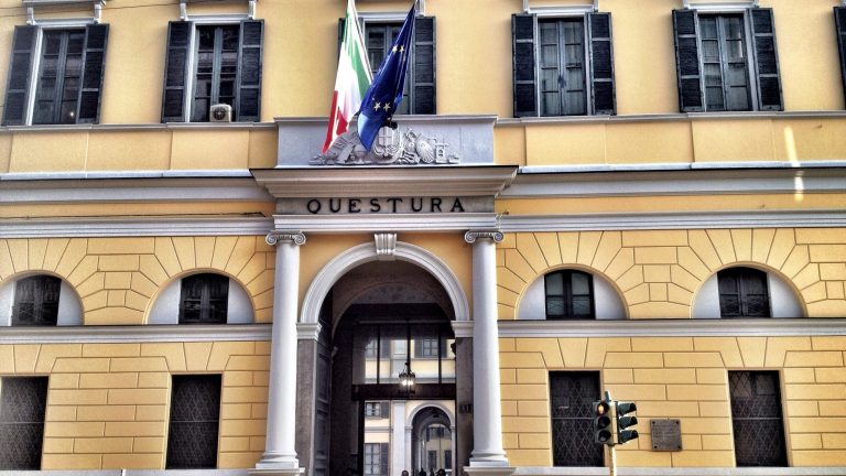 Suicidio in Questura: poliziotto si spara con la pistola d’ordinanza