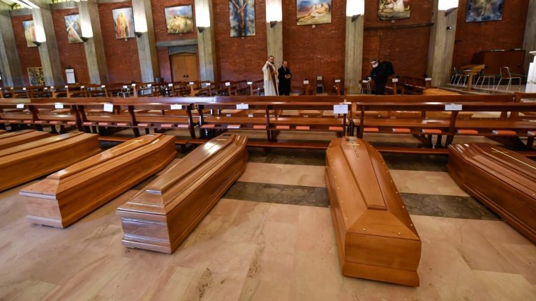 Morti a Milano, nella prima ondata Covid 4mila morti