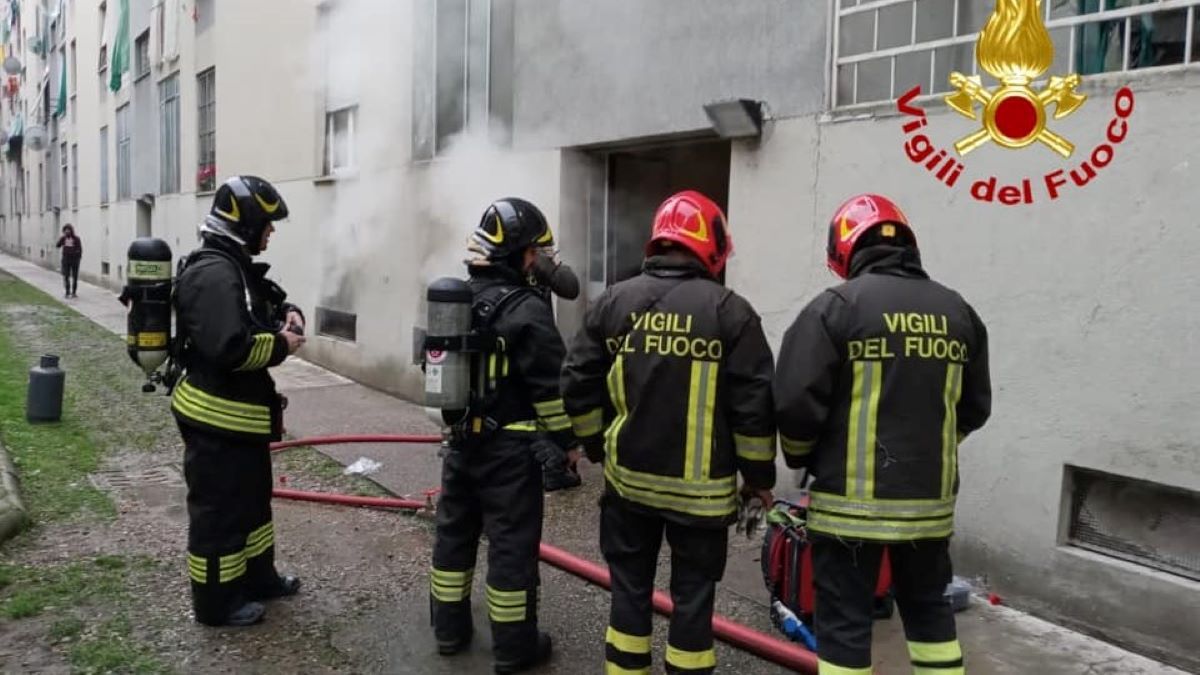 Incendio in viale Aretusa a Milano, il palazzo è stato evacuato