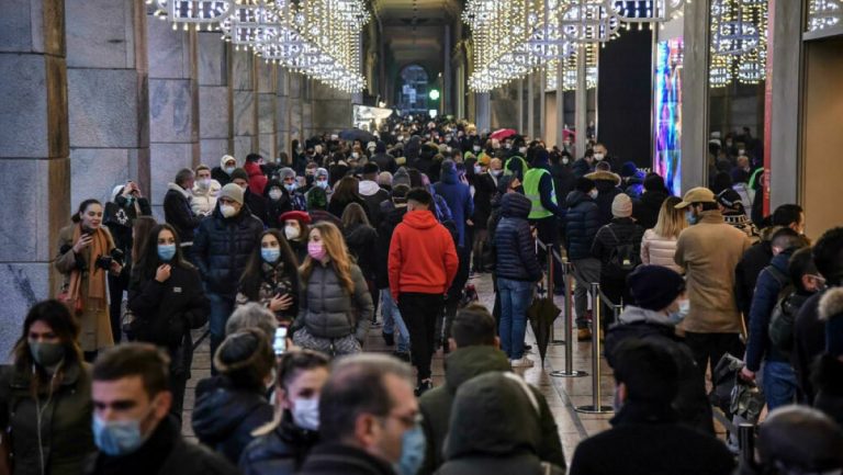 Folla a Milano dopo l’ingresso in zona gialla: negozi e bar presi d’assalto
