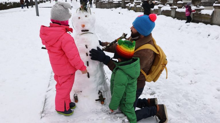Il lato divertente della neve: a Milano come in montagna