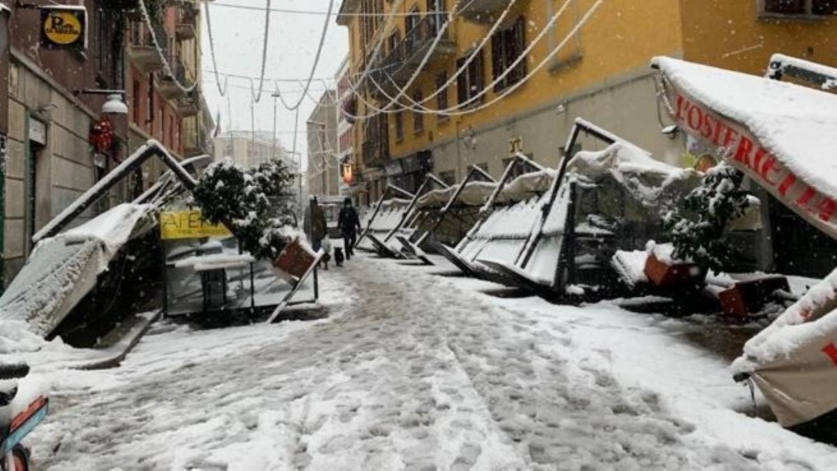 Neve a Milano, negozi danneggiati e studenti spalatori d’urgenza