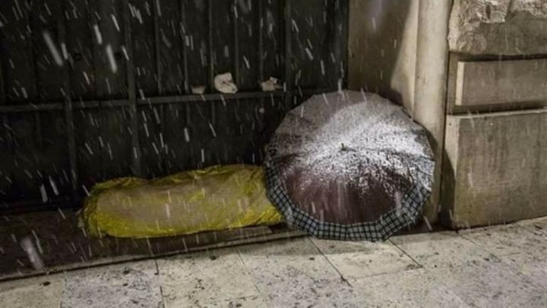 Maltempo a Milano: clochard trovato morto sotto la neve