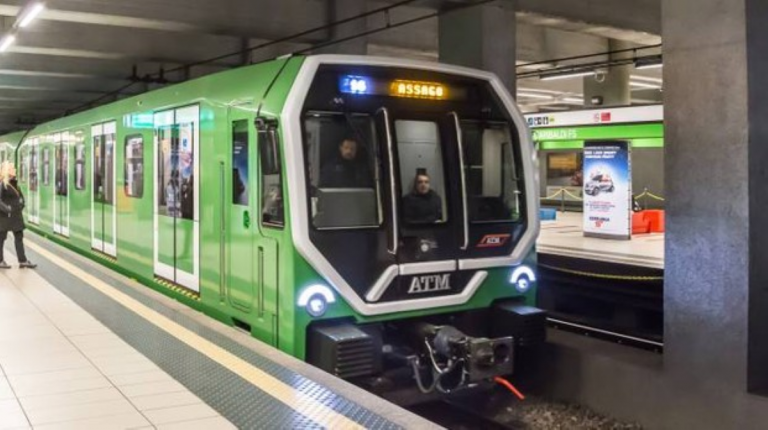passeggeri metro milano