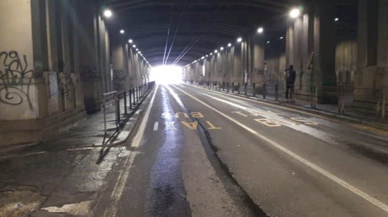 Stazione Centrale, agenti della Polizia presi a sassate