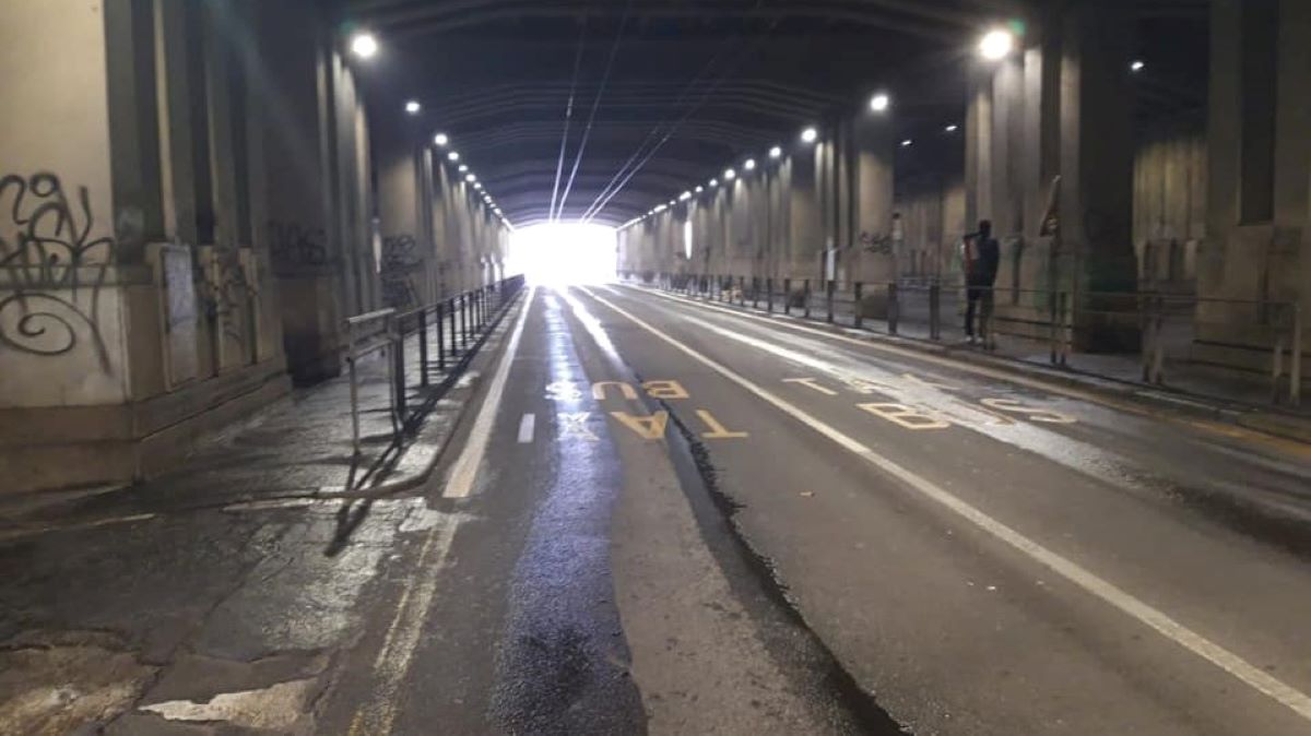 Stazione Centrale, agenti della Polizia presi a sassate