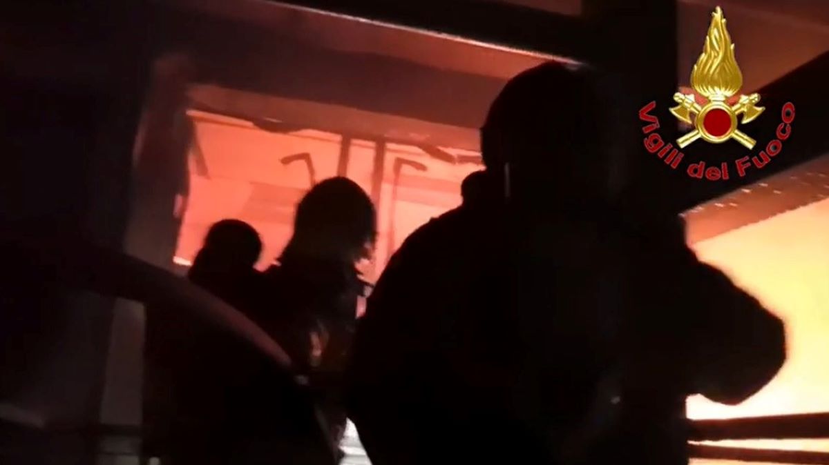 Incendio in una scuola a Milano: rogo di 6 ore alla Pisacane-Poerio