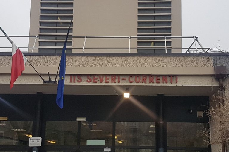 La protesta degli studenti contro la dad: “Vogliamo tornare sui banchi”