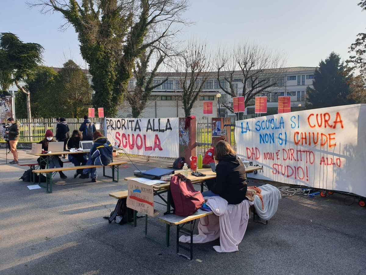 Seconde e terze medie tornano in classe: “Contenti di essere tornati”