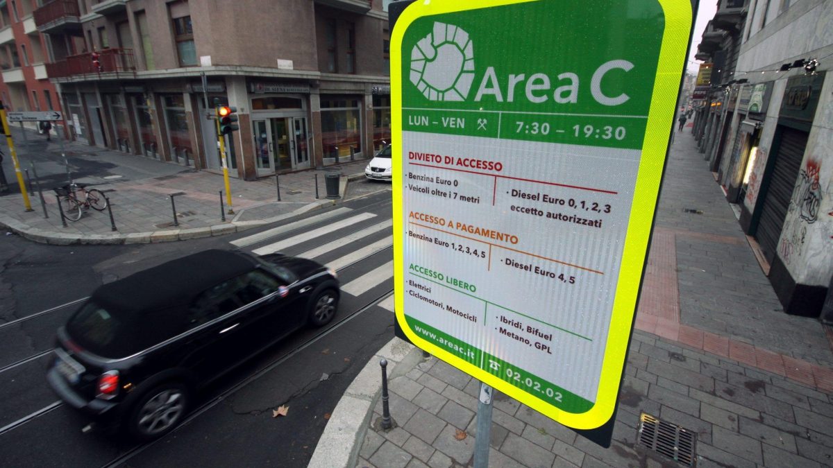 Traffico esploso nel centro di Milano: superarti i livelli pre covid