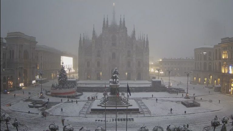 Neve a Milano: mattinata di disagi per traffico e trasporti