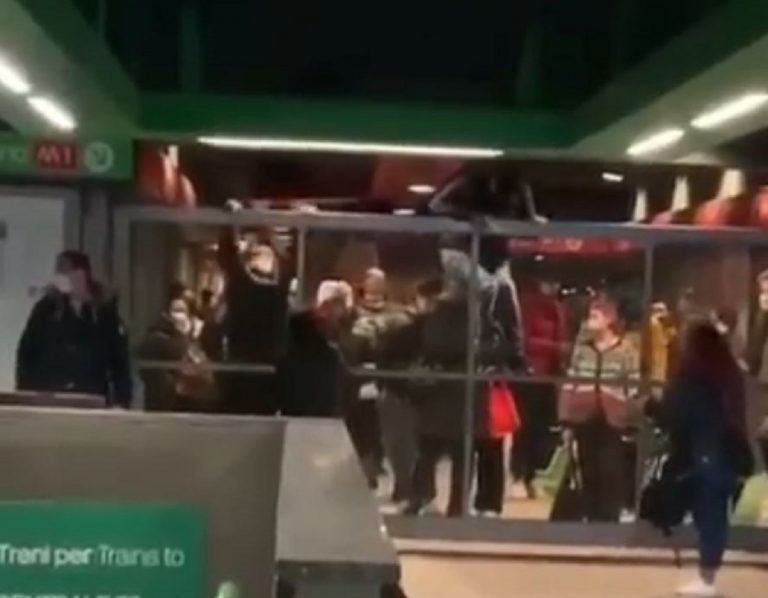 passeggeri scavalcano tornelli