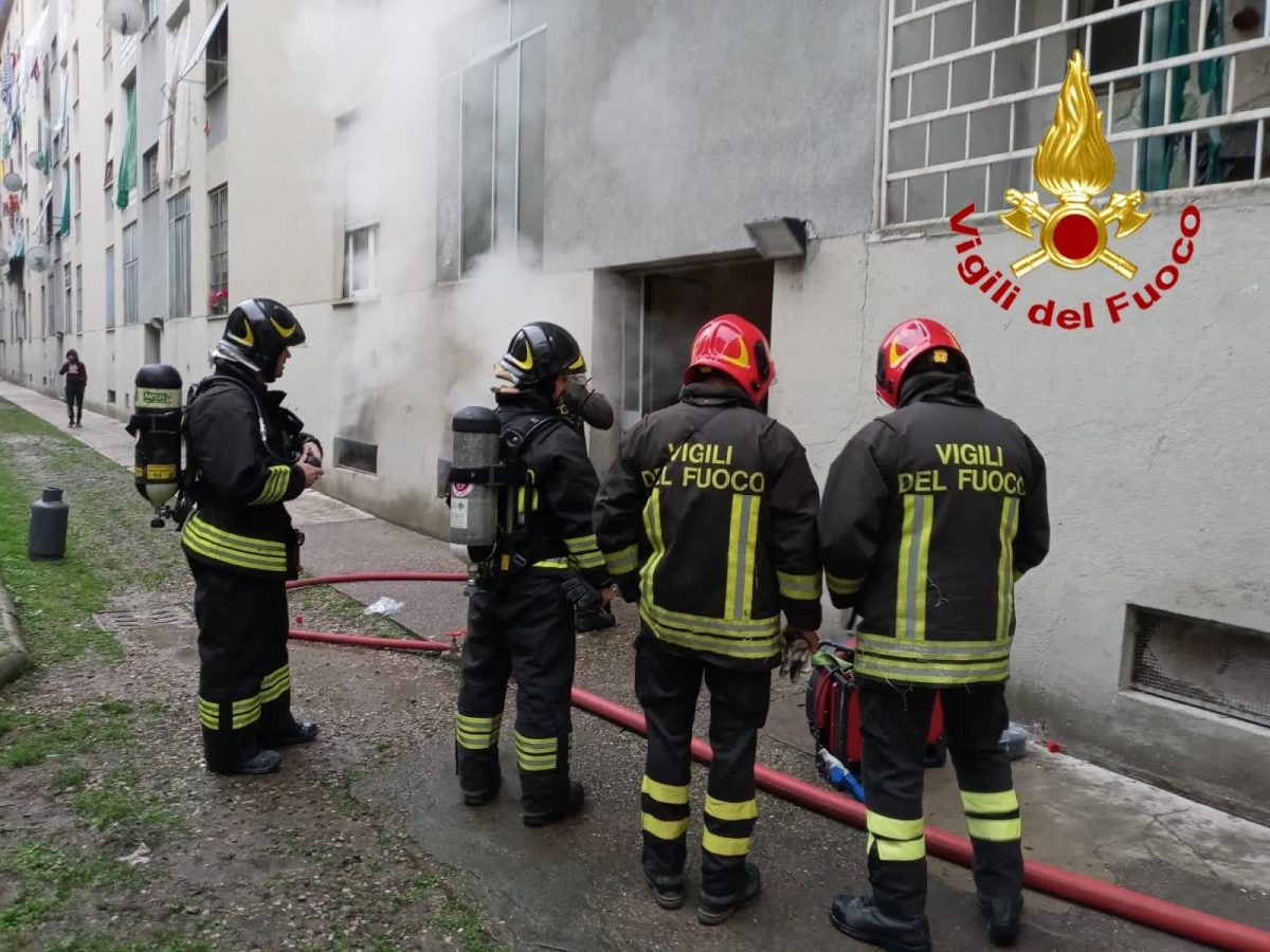 Esplosione in una casa di via Lodovico il Moro: ferita una donna