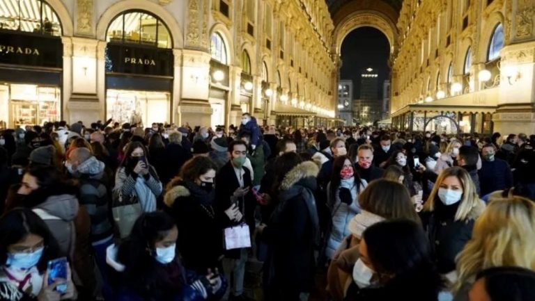 Milano in zona arancione: chiusa la Galleria Vittorio Emanuele per la folla