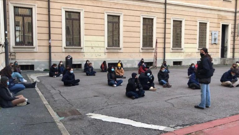 Occupazione al Liceo Manzoni di Milano: il sostegno del quartiere