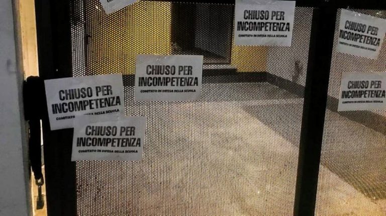 Gli studenti all’ufficio scolastico regionale di Milano: “Incompetenti”