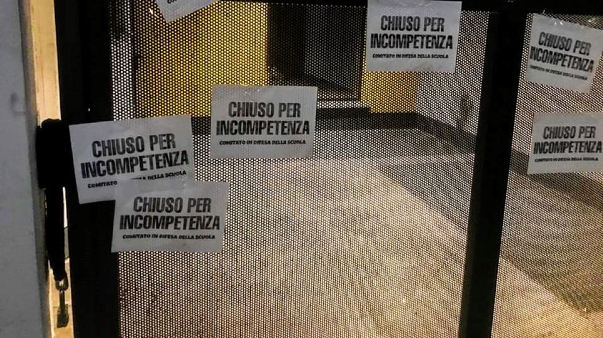 Gli studenti all’ufficio scolastico regionale di Milano: “Incompetenti”
