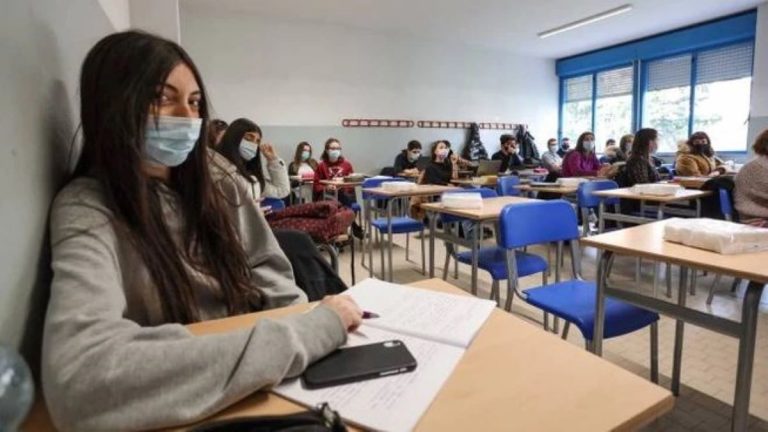 Ritorno a scuola a Milano: alunni felici ma qualche assembramento