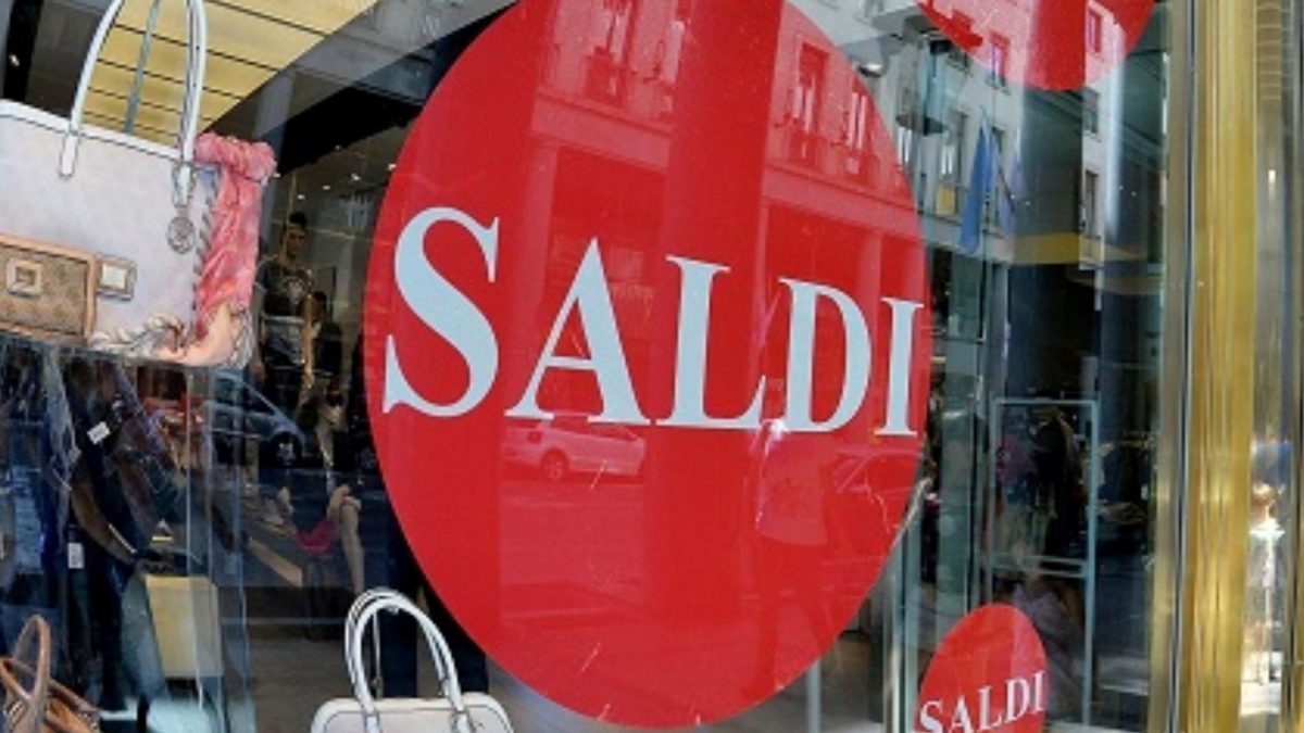 Saldi invernali a Milano, speso il 20% in meno: “Stagione difficile”