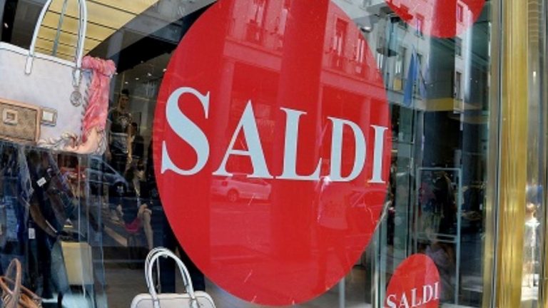 Saldi invernali a Milano, speso il 20% in meno: “Stagione difficile”