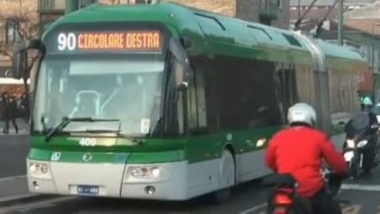 Paura sul bus 90: donna urla contro i passeggeri poi attacca la Polizia