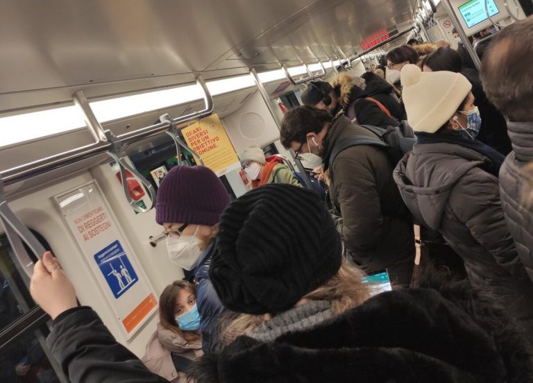 Ancora disagi per i viaggiatori Atm: rallentamenti e assembramenti