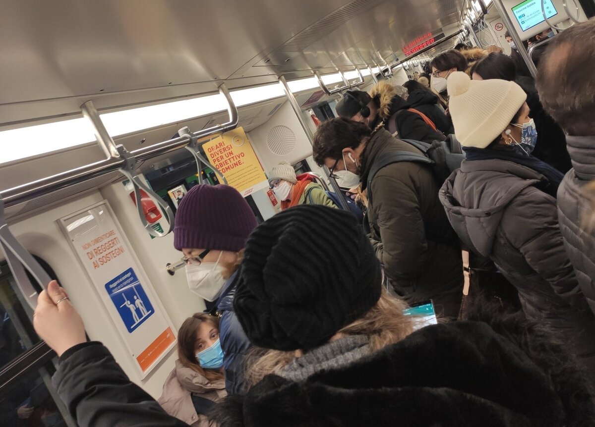 Rallentamenti per acqua sui binari della metro, viaggiatori: “Siamo all’assurdo”