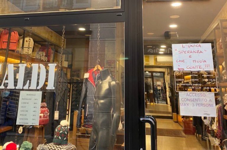 Cernusco sul Naviglio, cartello shock: “L’unica ‘Speranza’ è che muoia Conte”