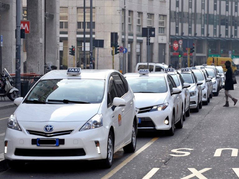 Covid, usati 32mila buoni Taxi a Milano