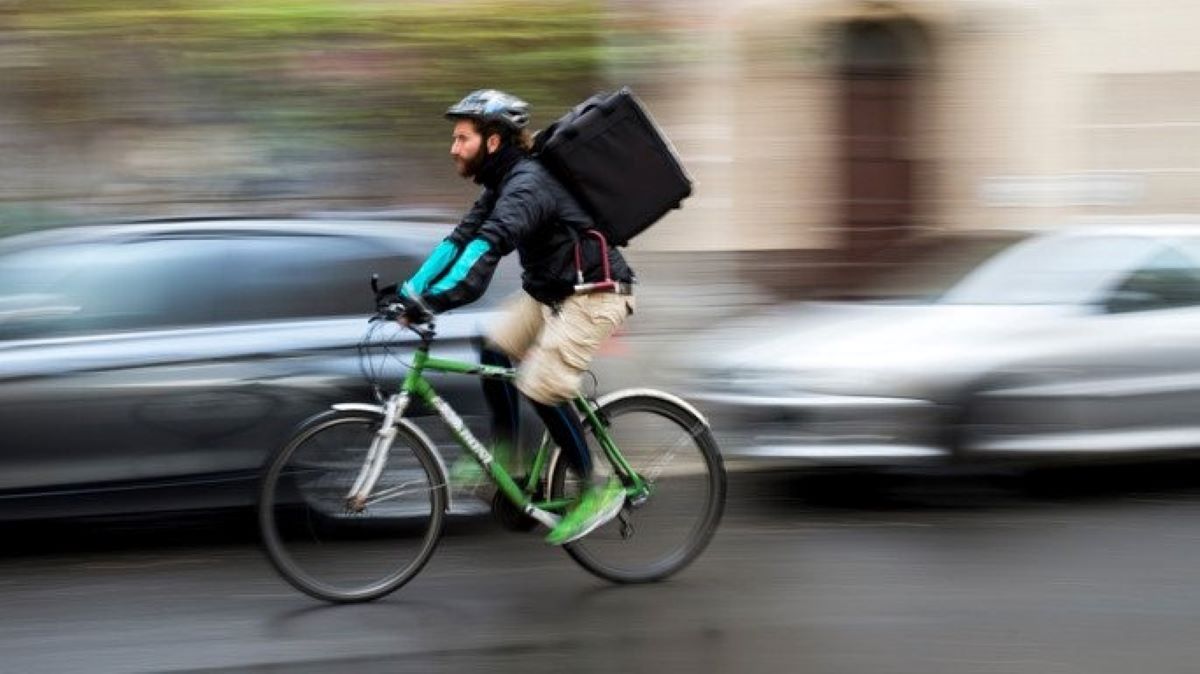 Rider aggredito a Milano mentre faceva una consegna