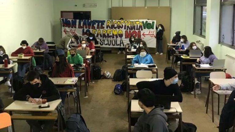 Occupato anche il Liceo Einstein: “Chiediamo di cambiare la scuola”