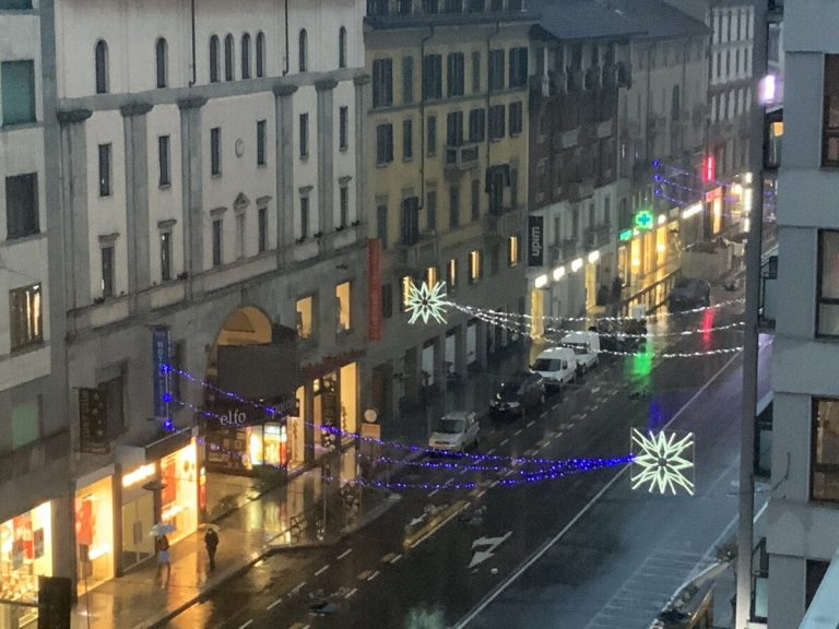 Luci natalizie accese a Milano dopo l’Epifania: la proposta