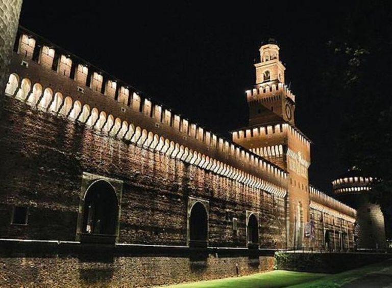 Milano deserta nel lockdown: la notte solo pusher e runner