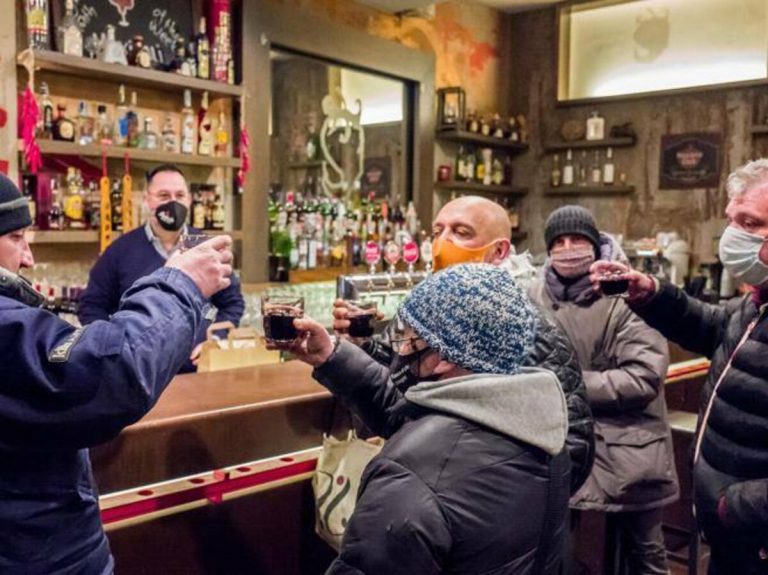 Pranzi e cene al ristorante: a Milano chiusi 5 locali e fatte 58 multe